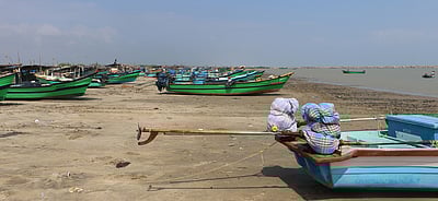 வேதாரண்யம் கடலோரத்தில் பலத்த காற்று