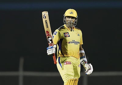 'பழைய பன்னீர்செல்வமாய்' மிரட்டிய தோனி: சென்னை 210 ரன்கள் குவிப்பு