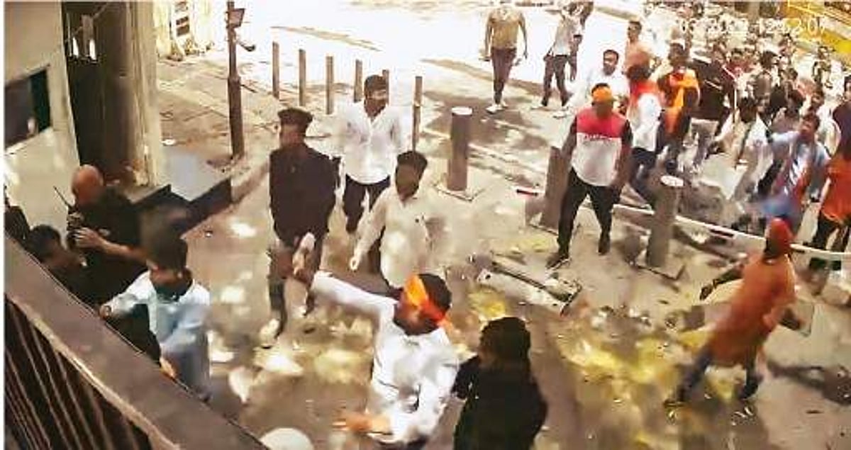 தில்லி முதல்வர் கேஜரிவால் இல்லத்தில் பாஜகவினர் தாக்குதல்