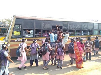 நீண்ட நேரம் காத்திருந்தும் பேருந்தில் ஏறமுடியாமல் தவிக்கும் பள்ளி மாணவ, மாணவிகள்