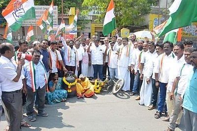எரிபொருள்களின் விலை உயர்வைக் கண்டித்து காங்கிரஸார் ஆர்ப்பாட்டம் 