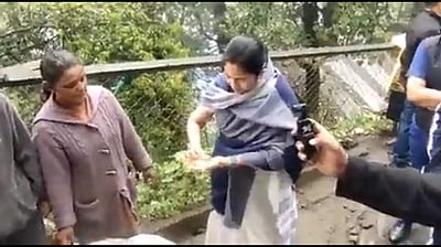 சுய உதவிக்குழு பெண்களுடன் 'மோமோஸ்' சமைத்த முதல்வர் மம்தா