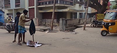 சாலை நடுவே பள்ளம்; வாகன ஓட்டிகள் அவதி