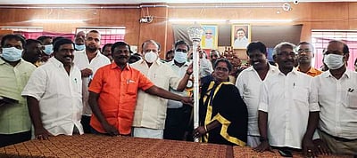 கடலூா்: போட்டி வேட்பாளரை வீழ்த்தி மேயரானாா் திமுக வேட்பாளா் சுந்தரி ராஜா
