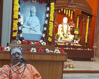 மனிதனை மகாத்மாவாக மாற்றுவது ஆன்மிகம்: சுவாமி கமலாத்மானந்தா்