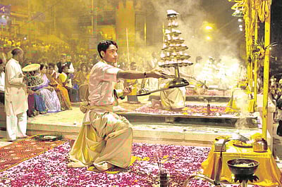 உ.பி. தேர்தல்: வாராணசிக்கு படையெடுக்கும் தலைவர்கள்