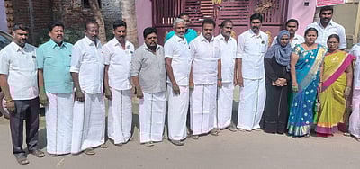 கம்பம் நகராட்சி அலுவலகம் முன்பு அதிமுக கவுன்சிலர்கள் ஆர்ப்பாட்டம்