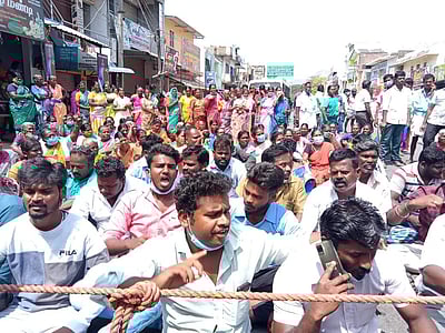 பொ.மல்லாபுரம் பேரூராட்சி திமுக கூட்டணி வேட்பாளர் தோல்வி: விசிக சாலை மறியல்
