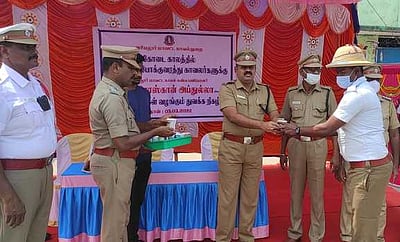 வெயில் தாக்கம் அதிகரிப்பு காவலா்களுக்கு குளிா்பானங்கள் வழங்கல்