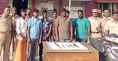 சித்தோட்டில் ஆயுதங்களுடன் இருந்த7 இளைஞா்கள் கைது