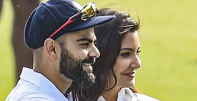 மைதானத்தில் விராட் கோலியுடன் இணைந்த அனுஷ்கா சர்மா (படங்கள்)