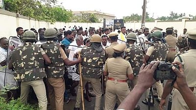 தலைஞாயிறு பேரூராட்சித் தலைவர் தேர்தல்: திமுக - காவலர்கள் இடையே தள்ளுமுள்ளு