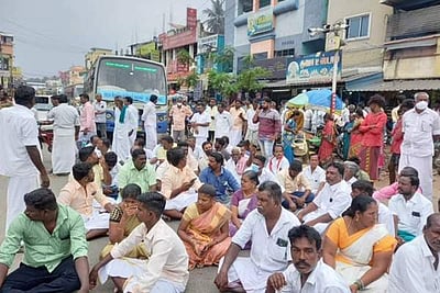 நீடாமங்கலம் பேரூராட்சி தலைவராக ராம்ராஜ் வெற்றி: அதிமுகவினர் சாலை மறியல்