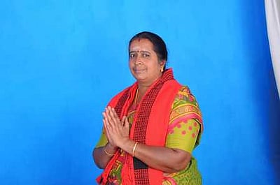 வால்பாறை நகராட்சித் தலைவா் வேட்பாளா் காமாட்சி