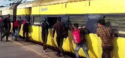 விபத்தை தவிர்க்க ரயிலை கைகளால் தள்ளிய பயணிகள்...உத்தரப் பிரதேசத்தில் சுவாரஸ்யம்