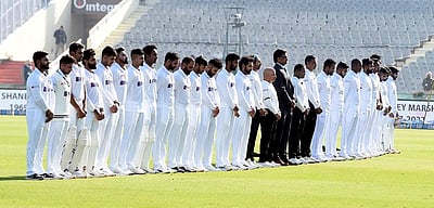 வார்னேவுக்கு மெளன அஞ்சலி செலுத்திய இந்திய, இலங்கை வீரர்கள்