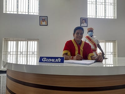 கரூா் மாநகராட்சியின் முதல் மேயராக கவிதா கணேசன், துணை மேயராக தாரணி பி.சரவணன் போட்டியின்றி தோ்வு