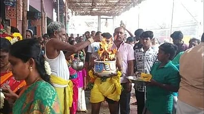 திருப்புவனம் ஸ்ரீ மாரியம்மன் கோயில் மாசித் திருவிழாவில் பொங்கல் வைபவம்: தீச்சட்டி ஏந்தி நேர்த்திக்கடன் செலுத்திய பக்தர்கள்