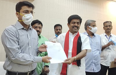 மாநகராட்சி மேயராக என்.தினேஷ்குமாா் போட்டியின்றித் தோ்வு