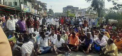 வால்பாறை நகராட்சி மறைமுகத் தோ்தலில் மோதல்