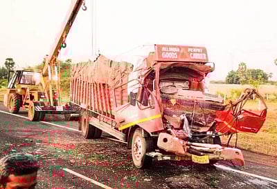 கோவில்பட்டி அருகே விபத்தான லாரி மீது ஈச்சர் வாகனம் மோதல்: 2 பேர் பலி