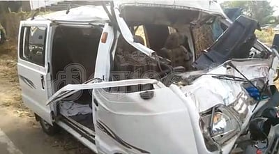 கோவை அருகே சாலை ஓரத்தில் நின்றுகொண்டிருந்த லாரி மீது ஆம்னி வேன் மோதல்: 2 குழந்தைகள் பலி