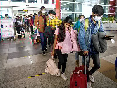 சுமியில் இருந்து போல்டாவாவுக்கு அழைத்துச் செல்லப்பட்ட 694 இந்திய மாணவர்கள்