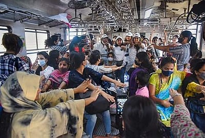 ரயிலில் யோகா செய்து மகளிர் தினத்தைக் கொண்டாடிய பெண்கள்