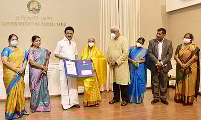 கிரிஜா குமாா்பாபுவுக்கு அவ்வையாா் விருது: முதல்வா் மு.க.ஸ்டாலின் வழங்கினாா்