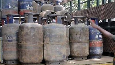 வணிக சிலிண்டர் விலை குறைப்பு: எவ்வளவு?