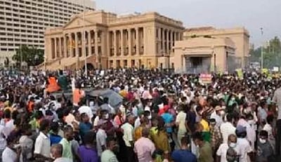 கோத்தபய ராஜபட்ச பதவி விலக வலியுறுத்தி போராட்டம் தீவிரம்: இலங்கையில் ஊரடங்கு அமல்