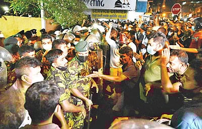 இலங்கை அதிபா் இல்லம் அருகே பொதுமக்கள் போராட்டம்