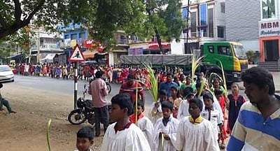 உசிலம்பட்டி: குருத்தோலை ஞாயிறையொட்டி சிலுவைகளை கையில் ஏந்தி சென்ற பக்தர்கள்