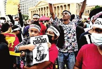 பிரதமா் மகிந்த ராஜபட்சவை நீக்க வேண்டும்: இலங்கை அதிபரிடம் எம்.பி.க்கள் வலியுறுத்தல்