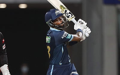 பாண்டியா நிதான அரைசதம்: குஜராத் 162 ரன்கள் சேர்ப்பு