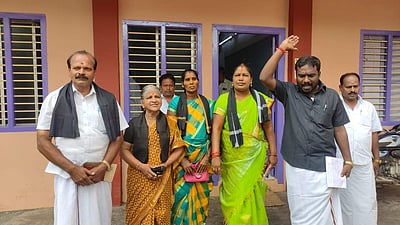 சீர்காழி நகர்மன்ற கூட்டத்திலிருந்து அதிமுக, தேமுதிகவினர் வெளிநடப்பு