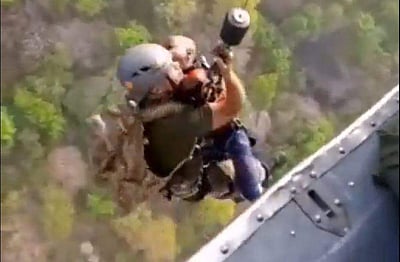 100 அடி உயரத்தில் தொங்கியபடி குழந்தையை காப்பாற்றிய விமானப் படையினர்(விடியோ)