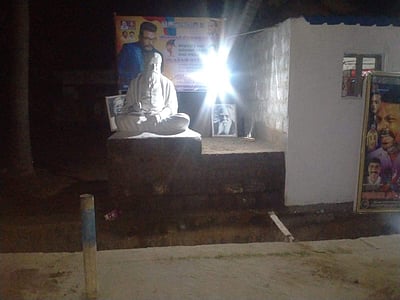 தம்மம்பட்டி அருகே அனுமதியின்றி வைத்த பெரியார் சிலை நள்ளிரவில் அகற்றம்