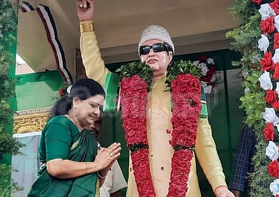 அரசியலிலிருந்து யாராலும் விரட்ட முடியாது: ஜெயக்குமாருக்கு சசிகலா பதிலடி