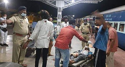 தண்டவாளத்தில் நின்ற பயணிகள் மீது ரயில் மோதியதில் 5 பேர் பலி