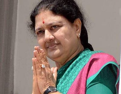 அதிமுகவிலிருந்து சசிகலாவை நீக்கியது செல்லும்: நீதிமன்றம் தீா்ப்பு