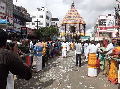 பிறவி மருந்தீஸ்வரா் கோயில் தேரோட்டம்