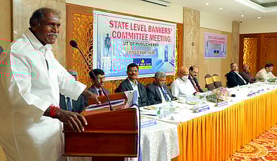 புதுவையில் தொழில் வளா்ச்சி, வேலைவாய்ப்புகளை அதிகரிக்க வங்கிகள் கடனளிக்க வேண்டும்: முதல்வா் ரங்கசாமி