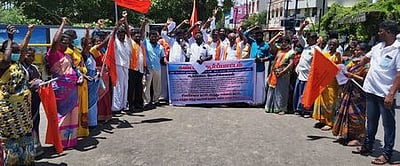 கூடுதல் கல்விக் கட்டணம்: இந்து இயக்கங்களின் கூட்டமைப்பு ஆா்ப்பாட்டம்