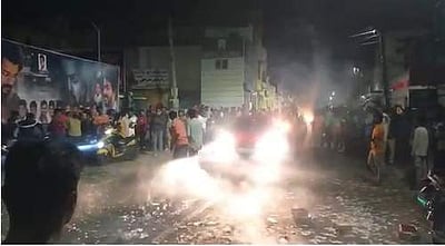 சேலத்தில் பீஸ்ட் திரைப்படம் அதிகாலை வெளியீடு: ரசிகர்கள் பட்டாசு வெடித்து இனிப்புகள் வழங்கி கொண்டாட்டம்