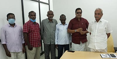 கல்லூரி மாணவா்கள் இருக்கை வசதிக்கு ரூ.15 லட்சம் ஒதுக்கீடு