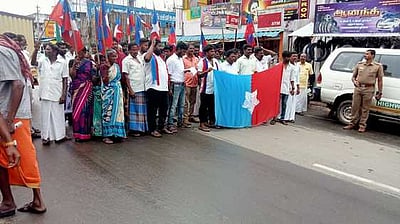 சாலையை மேம்படுத்தக் கோரி மறியல்