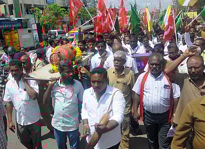 மோட்டாா் வாகனத் தொழிற்சங்கங்களின் கூட்டமைப்பினா் ஆா்ப்பாட்டம்