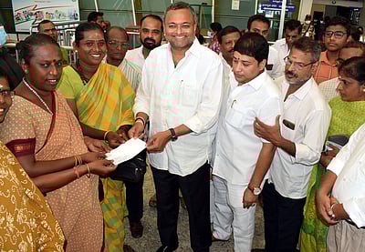 சாதாரண மக்கள் மீது மத்திய அரசு பொருளாதார சுமையை சுமத்தி வருகிறது: காா்த்தி சிதம்பரம் எம்.பி.