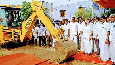 ரூ. 24 கோடியில் சாலைப் பணிகள்: அமைச்சா் தொடக்கிவைத்தாா்